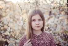 Naturalna sesja portretowa dla nastolatki w wiosennych kwiatach / Wiosenna sesja fotograficzna / Sesja kobieca w stylu vintage, retro / Gdańsk