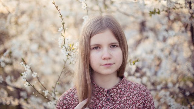 Naturalna sesja portretowa dla nastolatki w wiosennych kwiatach / Wiosenna sesja fotograficzna / Sesja kobieca w stylu vintage, retro / Gdańsk